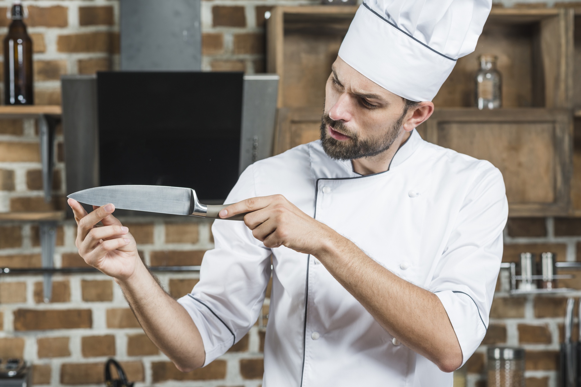 Chef che mostra una tecnica con coltello